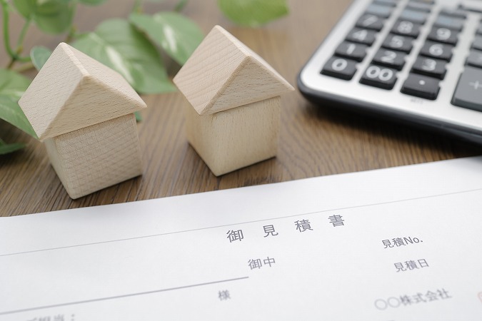 お見積書と木製の家